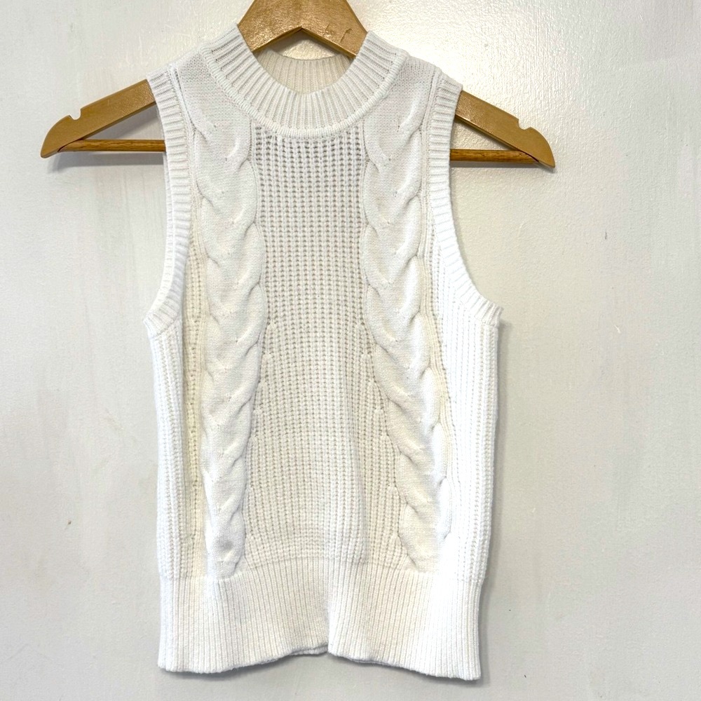 White Knit Sleeveless Top Size XS • FITS LIKE SIZE SMALL